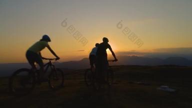 服务：山地<strong>自行车</strong>手在日出时分骑到长满青草的山头，高达5米